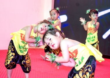 Những khoảng khắc đáng yêu của bé Hoa Cọ Vàng chào mừng ngày Nhà giáo Việt Nam 20 - 11.